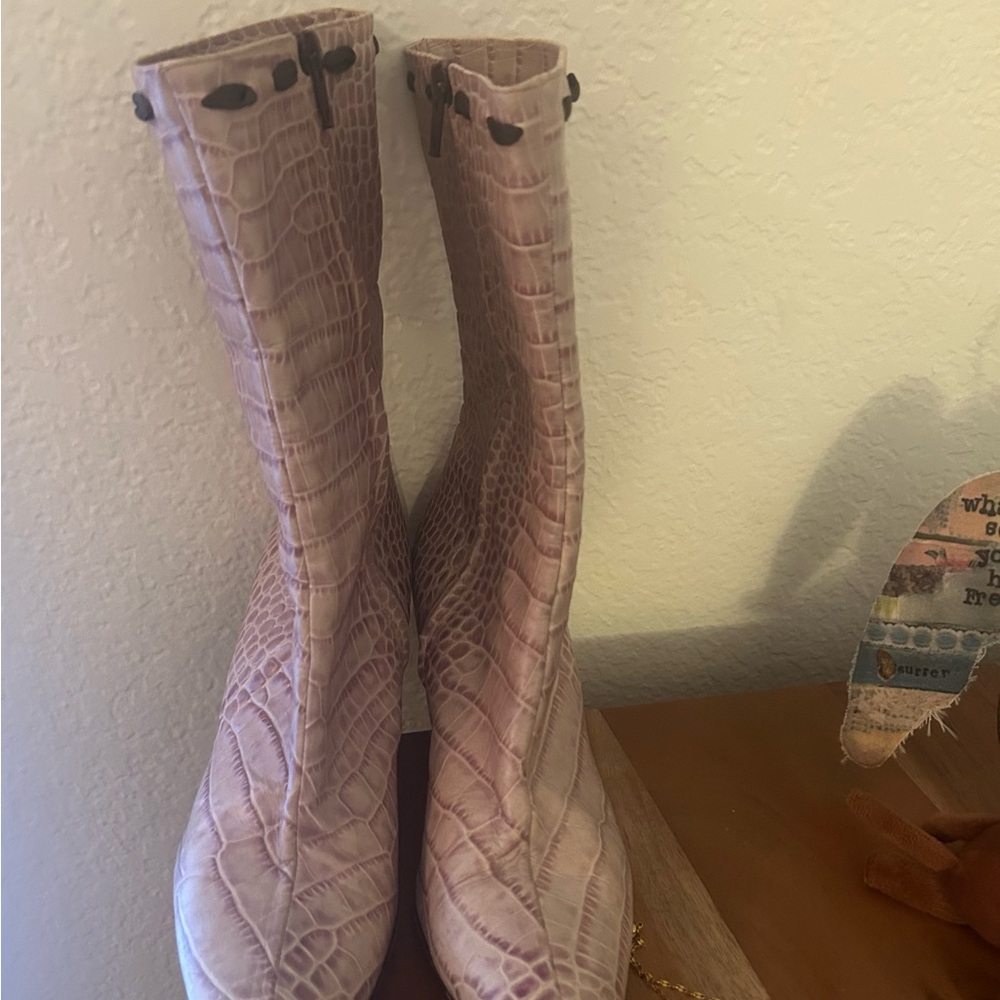 Vero Cuoio Tan Crocodile-Embossed Heeled Boots